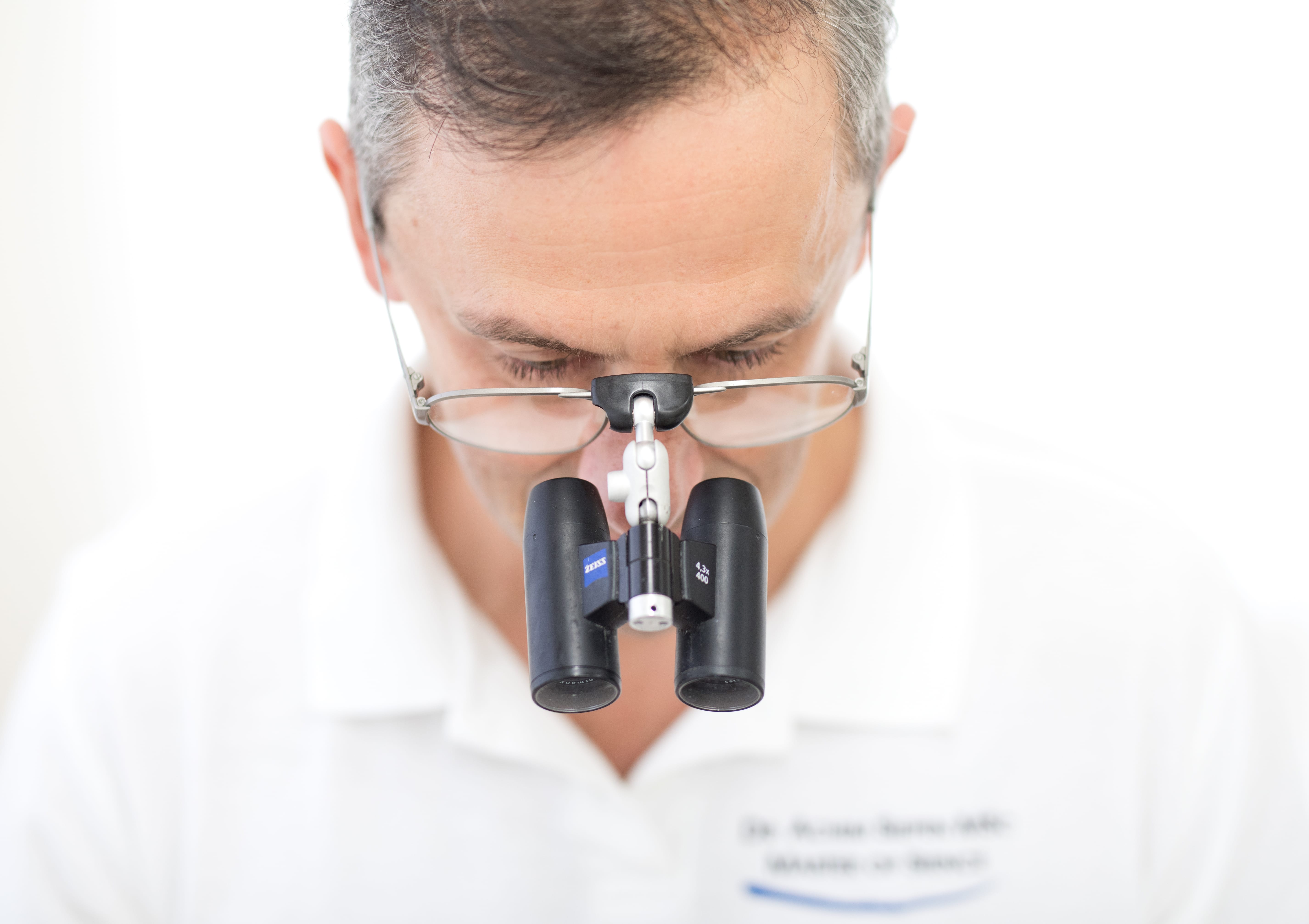 Dr. med. dent. Achim Siepen MSc arbeitet mit Optik von Zeiss